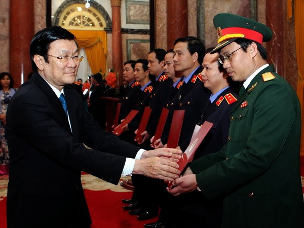 Presidente de Vietnam entrega nombramientos a fiscales - ảnh 1