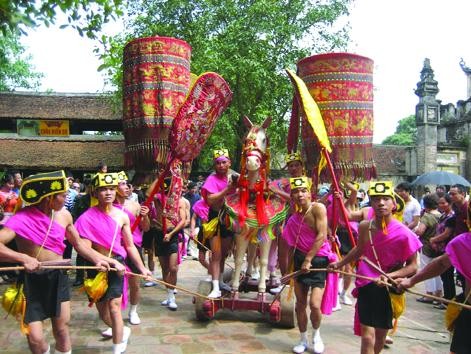 Resaltan peculiaridades culturales en fiestas tradicionales de Vietnam - ảnh 1