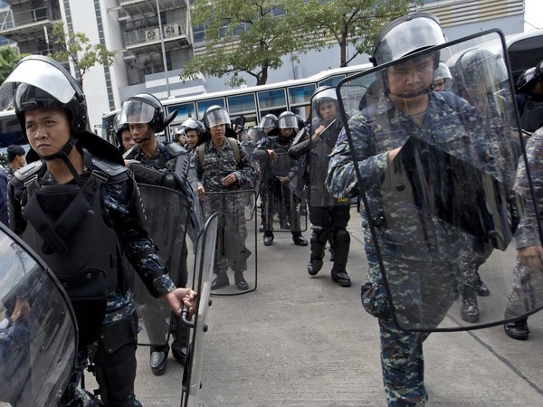 Ejército tailandés exhorta a las facciones políticas reconsiderar el uso de violencia - ảnh 1
