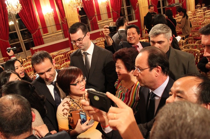 Presidente francés favorece el desarrollo de relaciones con Vietnam - ảnh 2