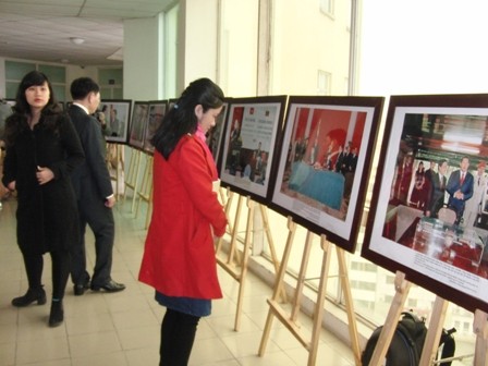Inauguran exhibición fotográfica “Por aquí pasó Chávez” en Hanoi - ảnh 1