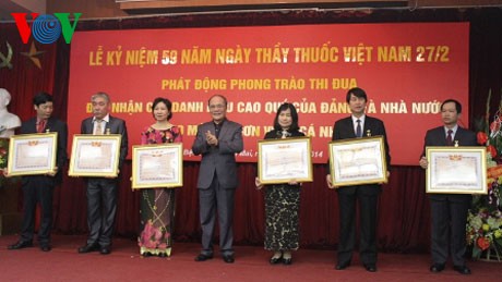 Presidente parlamentario vietnamita exhorta a una mejor ética médica - ảnh 1