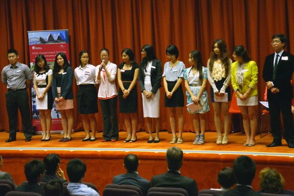 Homenaje a estudiantes vietnamitas sobresalientes en Australia  - ảnh 1