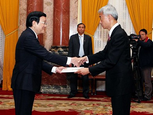 Vietnam da bienvenida a nuevos embajadores extranjeros - ảnh 1