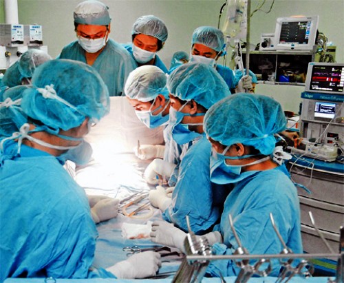 “Alerta roja” en Hospital, un proceso eficaz para salvar pacientes - ảnh 1