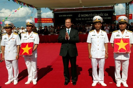Abandera primer ministro de Vietnam sus dos  primeros submarinos - ảnh 1