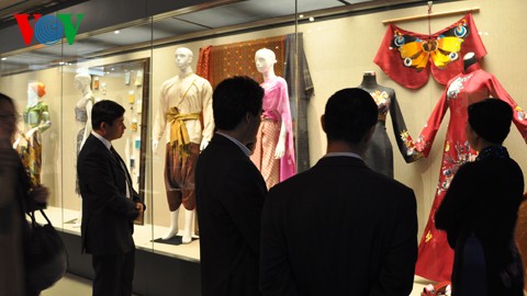 Traje tradicional de Vietnam en Exposición de Moda ASEAN-China 2014 - ảnh 1