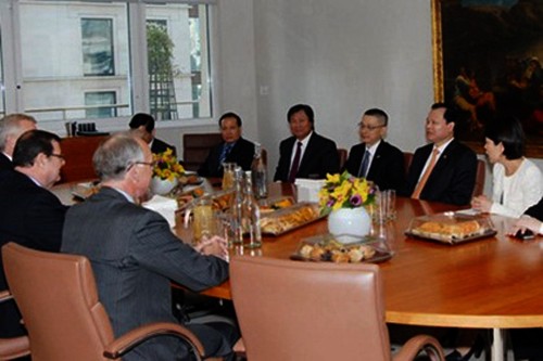 Prosigue viceprimer ministro vietnamita visita a Reino Unido - ảnh 1