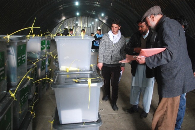Abdullah encabeza elecciones presidenciales en Afganistán - ảnh 1