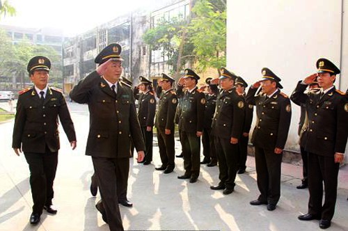 Ministro de Seguridad Pública visita monumento de la madre heroína vietnamita - ảnh 1