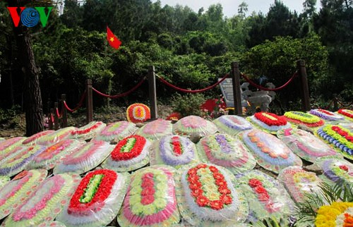 Decenas de miles de personas visitan la tumba del general Vo Nguyen Giap - ảnh 1