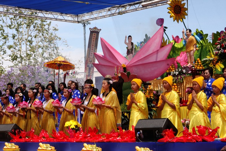 Vietnam celebra el nacimiento de Buda y reza por la paz en el Mar Oriental - ảnh 2
