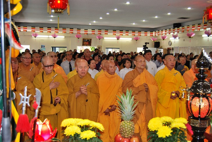 Vietnam celebra el nacimiento de Buda y reza por la paz en el Mar Oriental - ảnh 1