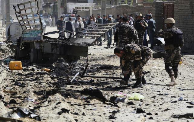 Talibán atacan aeropuerto capitalino y enclave militar de Estados Unidos en Afganistán - ảnh 1