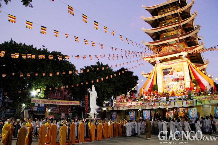 Vietnam celebra el nacimiento de Buda y reza por la paz en el Mar Oriental - ảnh 3