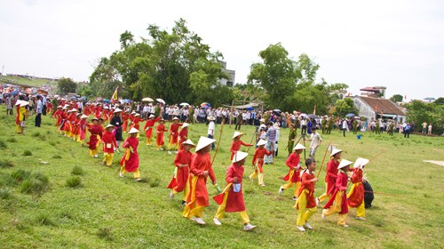 Fiesta Giong representa espíritu luchador y aspiración a la paz de los vietnamitas - ảnh 2