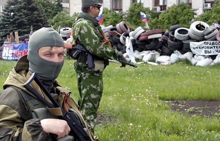 Manifestantes ucranianos ocupan base militar en Donetsk - ảnh 1