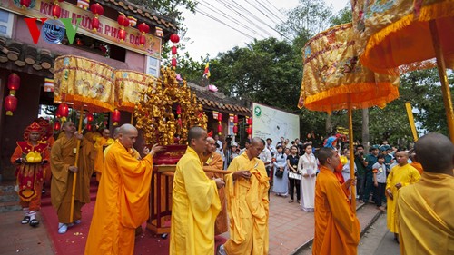 Procesión de Buda en Hue para pedir paz y prosperidad en el mundo - ảnh 1