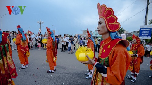 Procesión de Buda en Hue para pedir paz y prosperidad en el mundo - ảnh 5