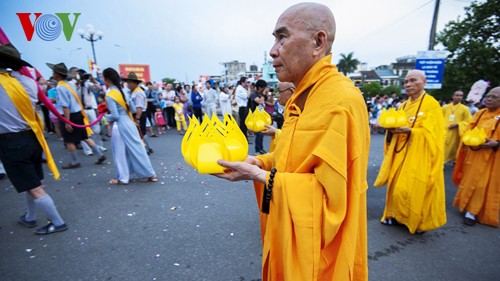 Procesión de Buda en Hue para pedir paz y prosperidad en el mundo - ảnh 6