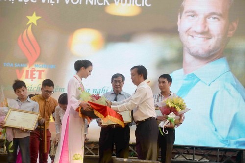 Nick Vujicic comparte con los vietnamitas que se superan - ảnh 1
