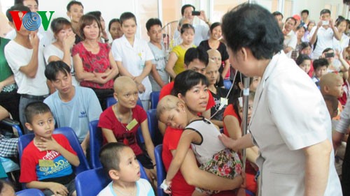 Dirigentes vietnamitas alientan a pacientes pequeños de cáncer  - ảnh 1