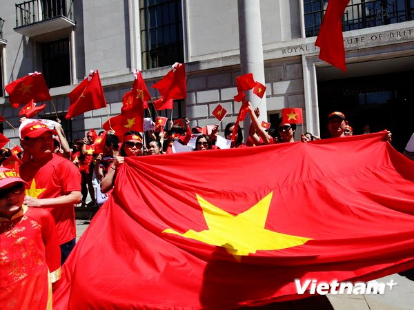 Comunidad de vietnamitas en ultramar aportan 100 mil dólares a la defensa nacional en Mar Oriental - ảnh 1
