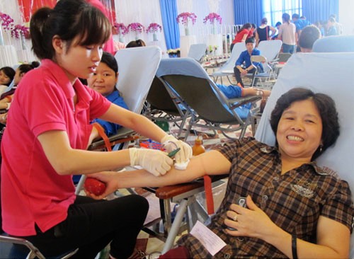 Reconocen los 100 ciudadanos más sobresalientes en la donación de sangre - ảnh 1