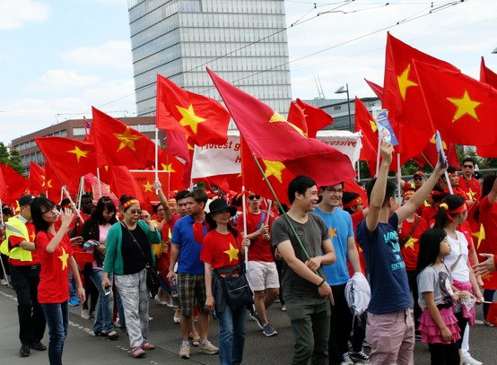 Compatriotas en Alemania marchan en protesta por la infracción china en el Mar Oriental - ảnh 1