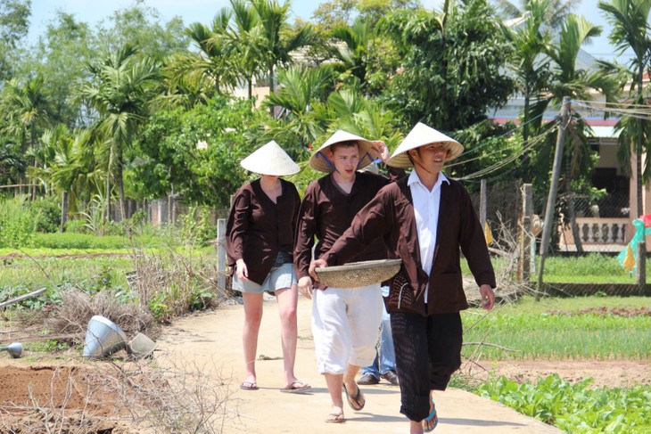 Visitantes experimentan el cultivo de verduras en Tra Que-Hoi An - ảnh 2