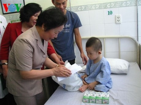 Vicepresidenta entrega regalos para pacientes infantiles en Da Nang - ảnh 1