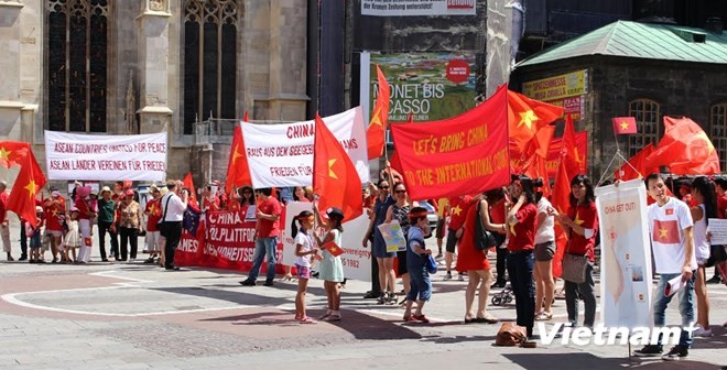 Vietnamitas en Austria marchan para protestar provocaciones chinas en Mar Oriental - ảnh 1
