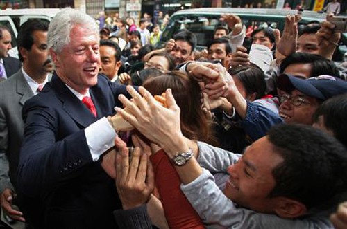 De visita en Vietnam ex presidente Bill Clinton  - ảnh 1