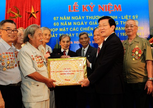 Presidente de Vietnam visita a veteranos encarcelados en la prisión de Hoa Lo - ảnh 1