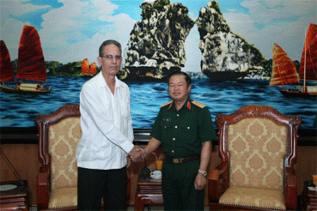 En desarrollo vínculos militares Vietnam-Cuba  - ảnh 1