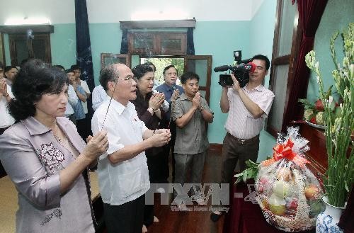 Líderes vietnamitas rinden tributo al Presidente Ho Chi Minh - ảnh 1