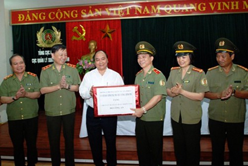Felicitan a combatientes vietnamitas por el Día Nacional de Seguridad Pública - ảnh 1