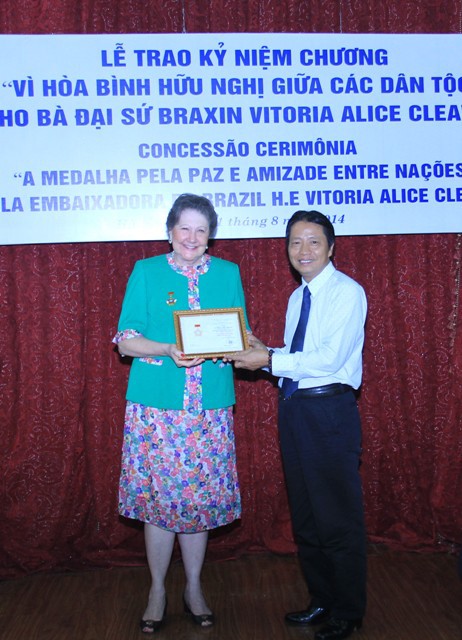 Entrega Vietnam Medalla Conmemorativa a embajadora brasileña - ảnh 1