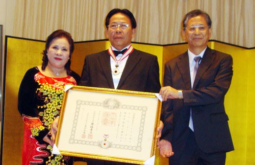 Japón entrega Orden del Sol Naciente al jefe de la Asociación de Amistad Vietnam-Japón  - ảnh 1