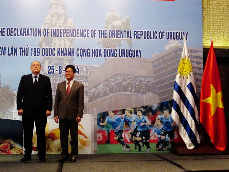 Se celebra en Vietnam aniversario 189 de Uruguay   - ảnh 1