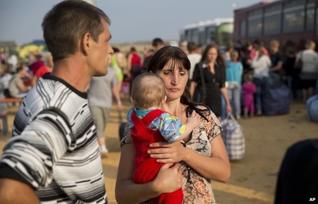 Evacuan cientos de miles de ucranianos de zonas de guerra - ảnh 1