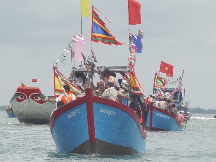 Espectacular festejo de los pescadores en Can Gio, Ciudad Ho Chi Minh - ảnh 1