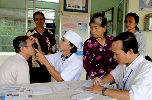 Se benefician de atención médica personas de tercera edad en Vietnam - ảnh 1