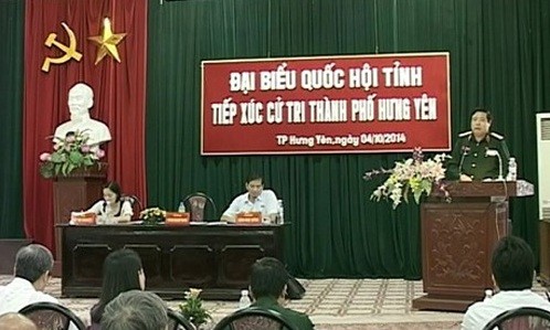 Jefe militar sostuvo encuentro con electores de Hung Yen - ảnh 1