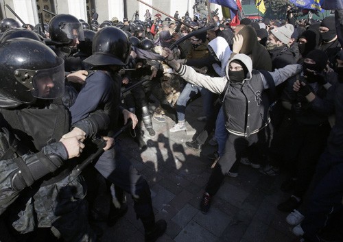 Enfrentamiento entre nacionalistas y policías de Ucrania fuera del Parlamento - ảnh 1