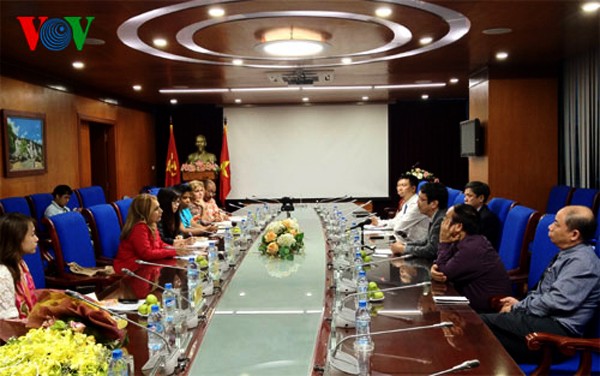 Afirman rol activo de la prensa en reforzamiento de relaciones Vietnam - Cuba  - ảnh 1