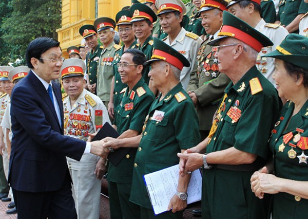 Presidente vietnamita recibe a ex soldados de la división número Uno - ảnh 1