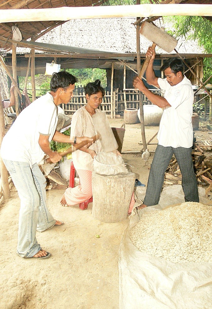 Comuna de Ba So preparando “cốm” en vista del feriado Okombok - ảnh 2