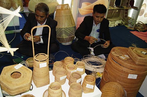 Artesanos vietnamitas presentes en Feria Internacional de Comercio de India  - ảnh 1