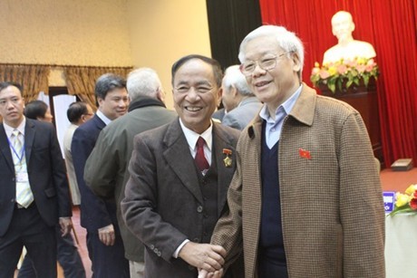 Líder partidista contacta con electores de Hanói - ảnh 1